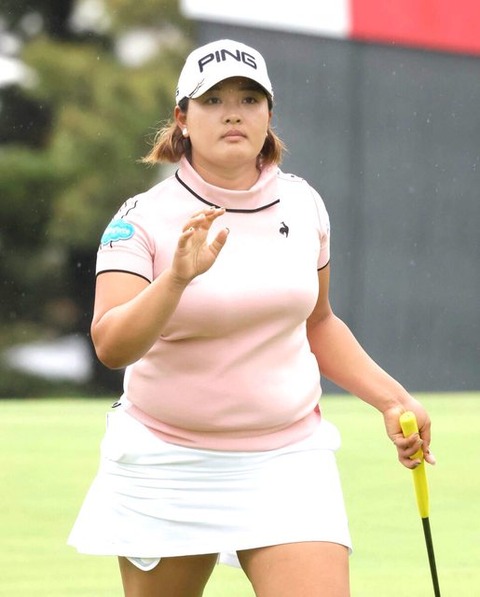 【画像】女子ゴルファーさん、オッパイがデカすぎる