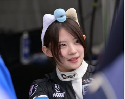 【画像】女子プロレーシングドライバー(18)さん「え、猫耳つけてサインするんですか？」