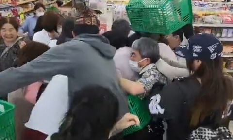 【動画】スーパーの10円セールに群がる日本人