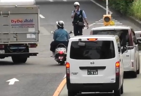 【動画】二段構えの検問を突破する2人乗りのスクーターが見つかる