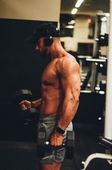 ワイ「週4日ジムで筋トレしてる」マチアプ女「何目指してるの？ｗ」