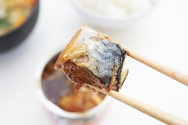 ぜんざいにもち３個いれて食べてプロテイン飲むか蕎麦とサバ缶食べるか迷ってる