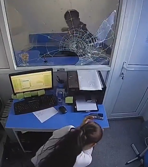 【動画】強盗「金を出せ！」店員「ざんね～ん、防犯ガラスあるので盗めません????」