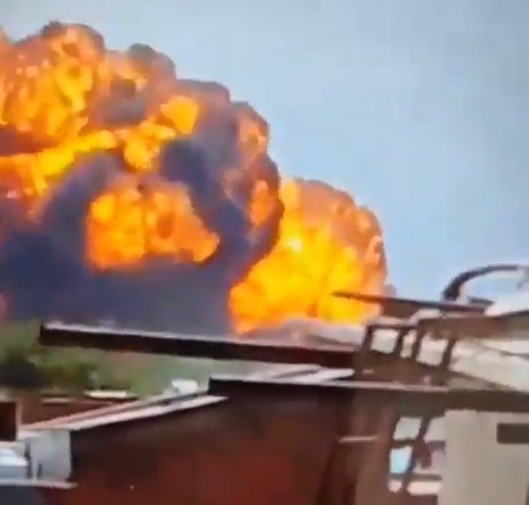 【閲覧注意⚠️動画】インドで墜落した飛行機凄く綺麗に落ちる
