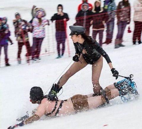 【画像】まんさん、とんでもないウィンタースポーツをしてしまう……