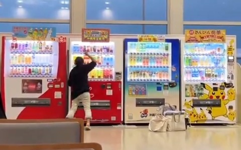 【動画】那覇空港にキチガイ現れる