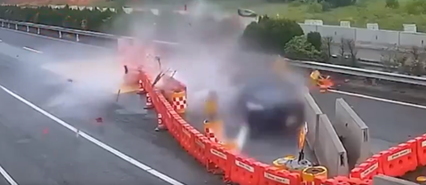 中国人さん。高速道路で自動運転をオンにして寝た結果