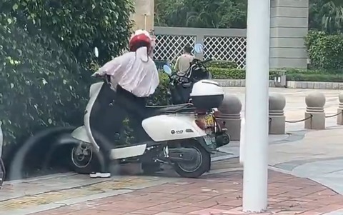【動画】まんさん、バイクの運転が下手すぎる