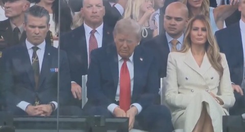 【悲報】トランプ大統領、パレードが上手くいかず泣く