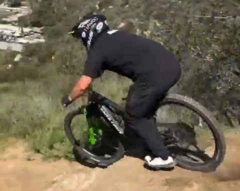 【動画】バイカーさん、山を下る