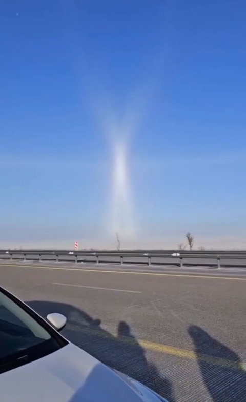 【動画】この動画の最後に映ってる後ろの白いX状の柱みたいなのは何なん？