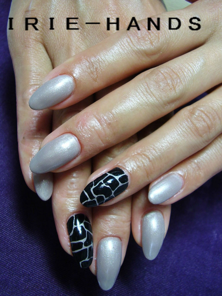 グレー 黒のクラック風ジェル ネイリストｍｉｋｉのｉｒｉｅネイル日記