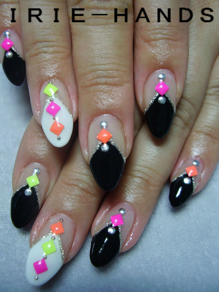 黒 白の逆三角フレンチにネオンスタッズジェル ネイリストｍｉｋｉのｉｒｉｅネイル日記