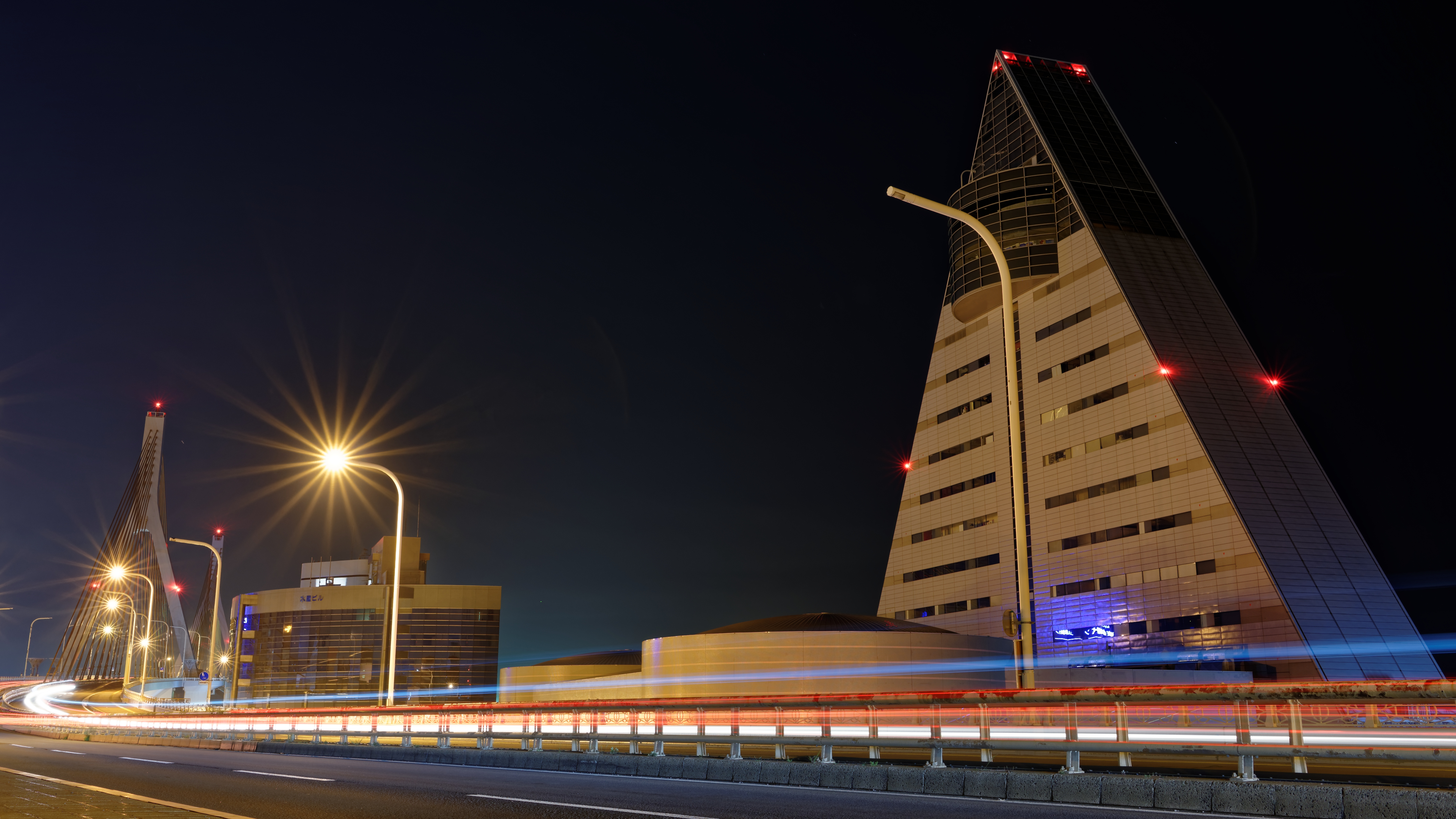 青森ベイブリッジの未来的な夜景を再び見て 彩り思い出
