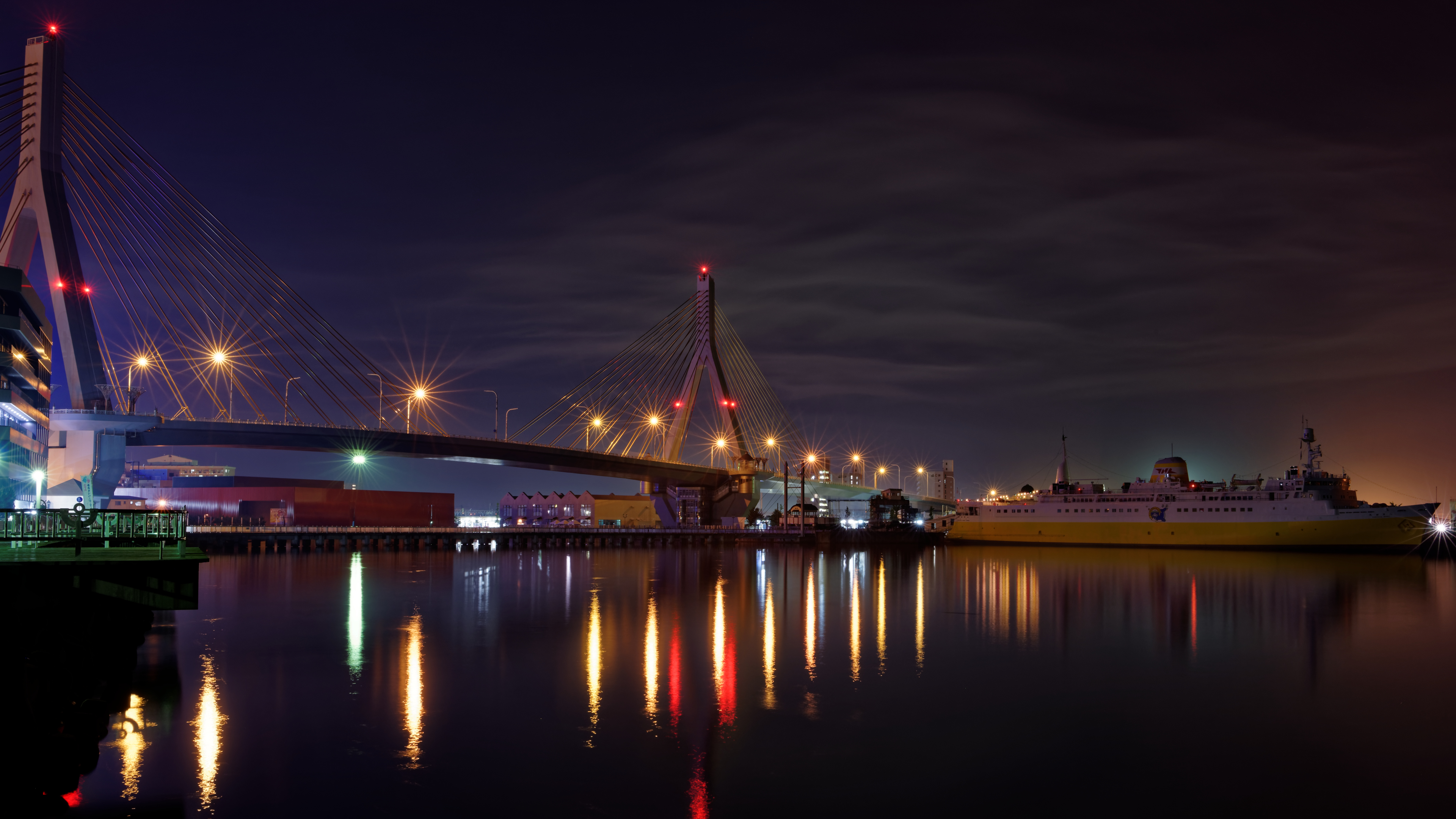 青森ベイブリッジや八甲田丸の夜景 彩り思い出