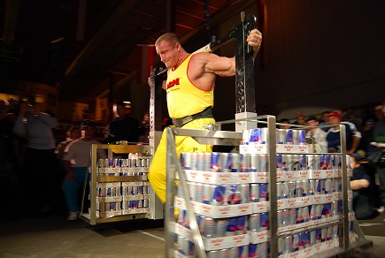ストロンゲストマンのマリウス・プッツナウスキーと対戦する格闘家川口