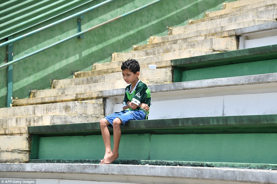 海外の反応 ブラジルのサッカー選手達を乗せた旅客機の墜落に世界中の人々から弔いと応援の声が集まる シャペコエンセ イロヤクな世界