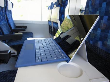【悲報】チー牛、新幹線で大画面PCを開いてエロゲーをプレイしてしまうのアイキャッチ画像