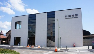 960px-JR_Chuo-Main-Line_Yamanashishi_Station_North_Exit