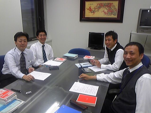 男性社員4人で笑顔