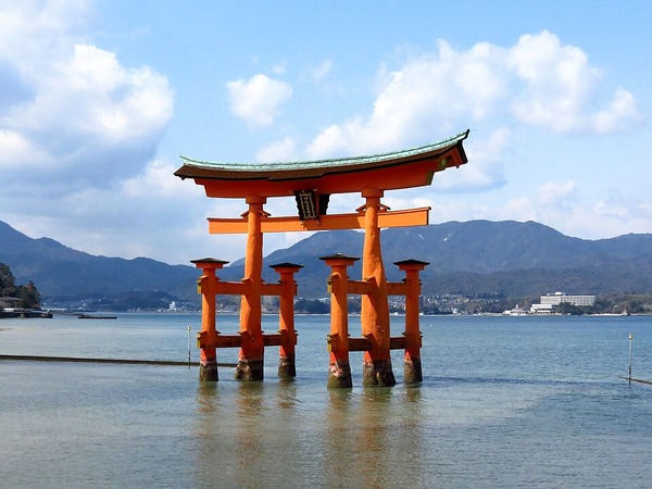 Itsukushima_Shrine_Torii_Gate_(13890465459)