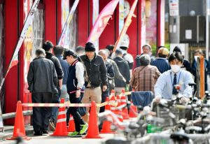 緊急事態宣言から一夜…大阪のパチンコ店は朝から行列