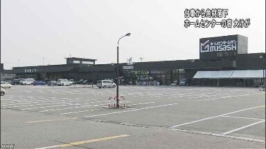 ホームセンタームサシで台車から角材が落下　客が大怪我