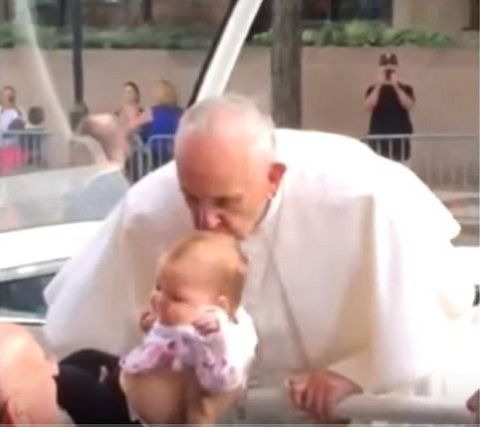 【奇跡】ローマ教皇フランシスコの祝福のキスで幼女の脳腫瘍がみるみる縮小、MRI検査で判明