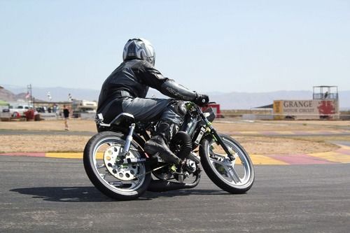 たまに原付で壁際ギリギリで走行してる人いるよな