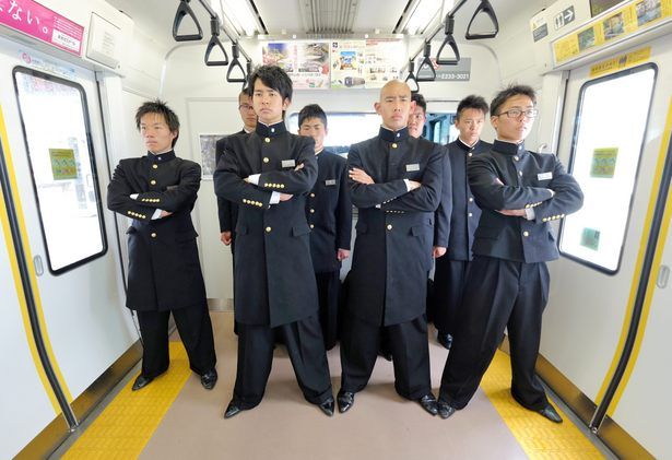 電車で席が空いてんのにずっと立ってるやつｗｗｗｗｗｗｗｗ