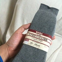 海外「日本製の靴下が頑丈で凄く良い！」日本旅行で買って今も使い続けている物に対する海外の反応