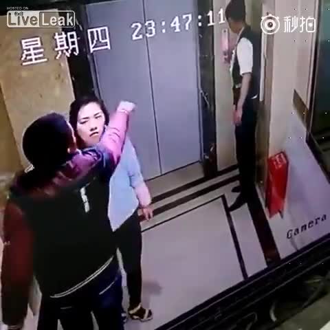 【中国】エレベーターの待ち時間にキレた中国人　恋人の前でドアを蹴破り転落する