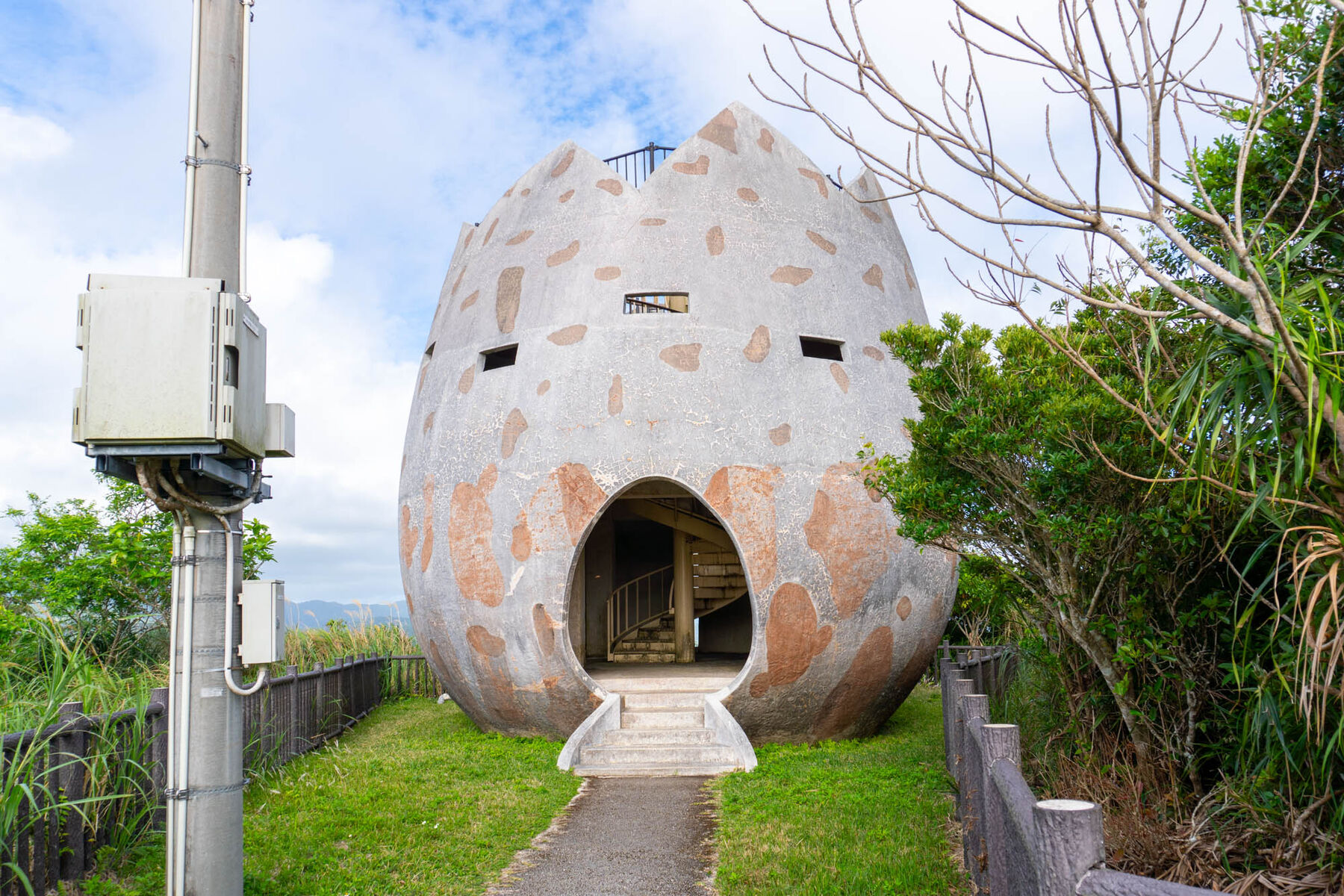 卵型？？バンナ公園の「渡り鳥観測所」（石垣市石垣）【いしつー展望台