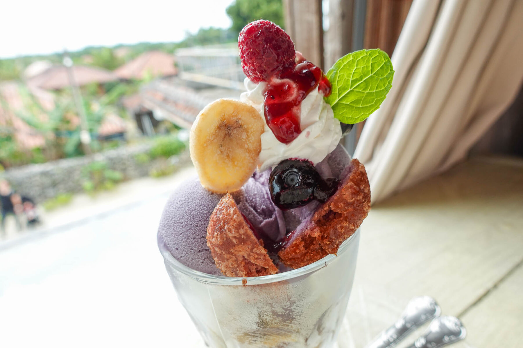 YAARAA cafe」の『紅芋アイスパフェ』（竹富島）【いしつーグルメ