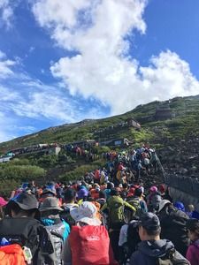 富士山、大渋滞…登山者を抑制できず激しく混雑 「将棋倒しになりそうだった。これほど混雑すると危険だ」