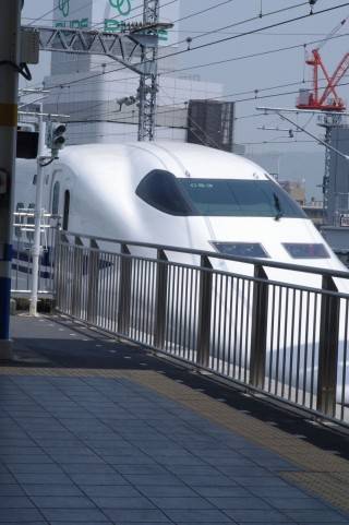 【悲報】ワイくん、新幹線のグリーン車に乗るも車内でガキが騒ぐ走るの大暴れ