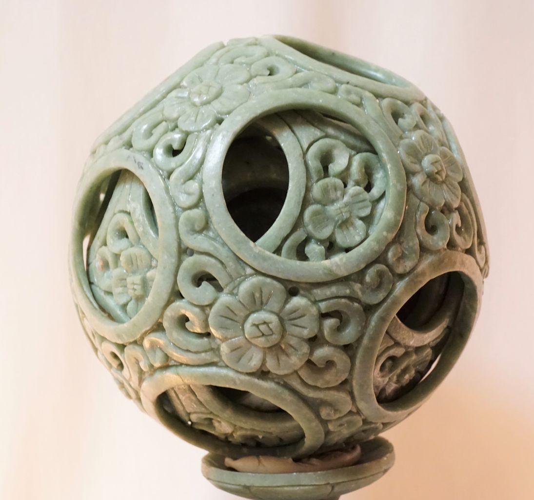 アートな翡翠の仲間たち インド翡翠の多層球 : 奇跡の石ころ