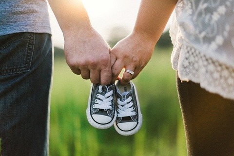 holding-hands-918990_640