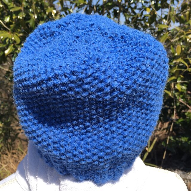 綺麗な青色で ポチポチとした模様 アルパカ100 の毛糸で手編みした可愛い帽子 アルパカのしっぽ 手織物工房