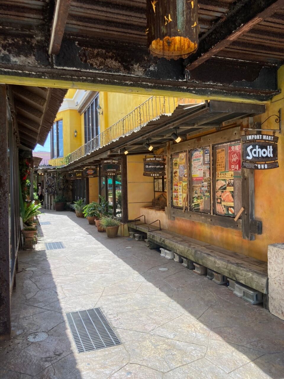 日本にあるアメリカ アメリカンビレッジ 磯野総本家の玄関