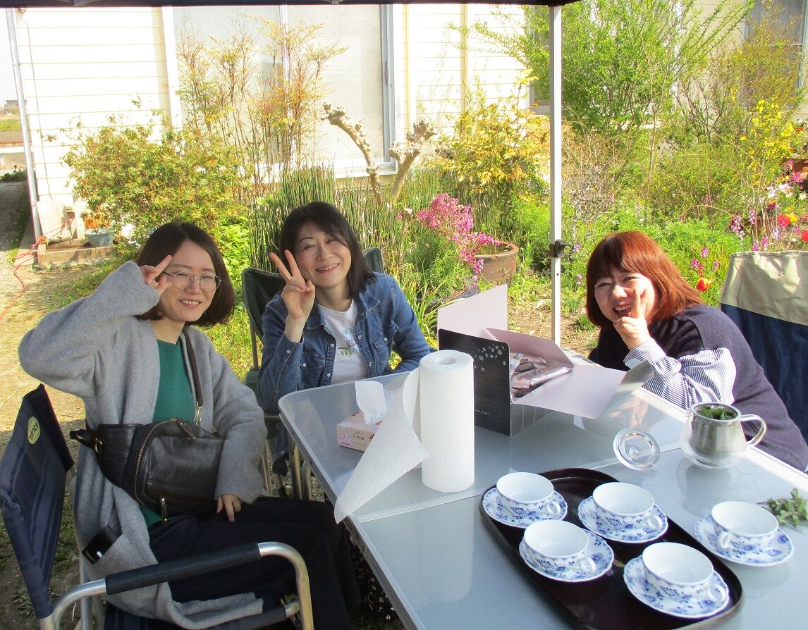 チューリップの庭でハーブティー シネマtaku配便