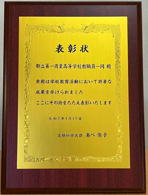 ９