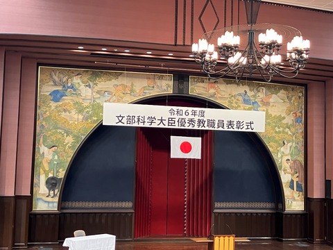 ７