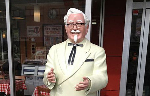 「道頓堀から生還したカーネルおじさん像」がKFC阪神甲子園店に登場！CSの盛り上がりに期待