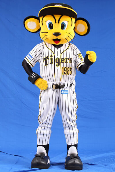 阪神優勝記念！夢のトラッキー号とタイガース号、4両編成で運行