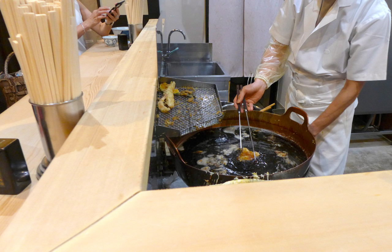 神田天丼家 専修大学前交差点裏 神田神保町三丁目 おしんこ専用 Journaux 出挙 親力親為