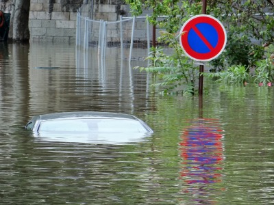 Underwater_car,_floods_in_Paris_(2)