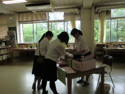図書委員会 展示「いたみにしとしょかん」