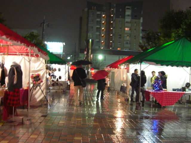 雨が降って最悪の第1回伊丹クリスマスマーケット 三軒寺前広場 イタミ ダイアリー 伊丹日記 雨が降って最悪の第1回伊丹クリスマスマーケット 三軒寺前広場 イタミ ダイアリー 伊丹日記