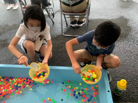 スーパーボール　遊んでる子